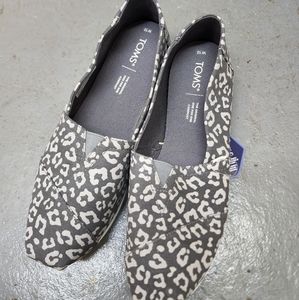 Brand New TOMS